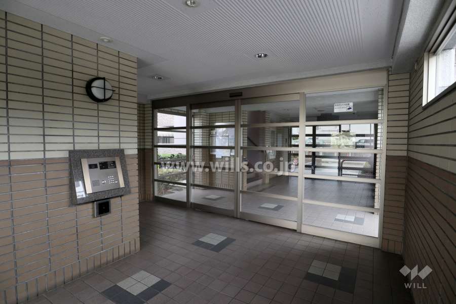 エントランスはオートロック付きです。