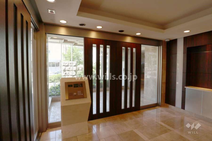 エントランスはオートロック付きです。