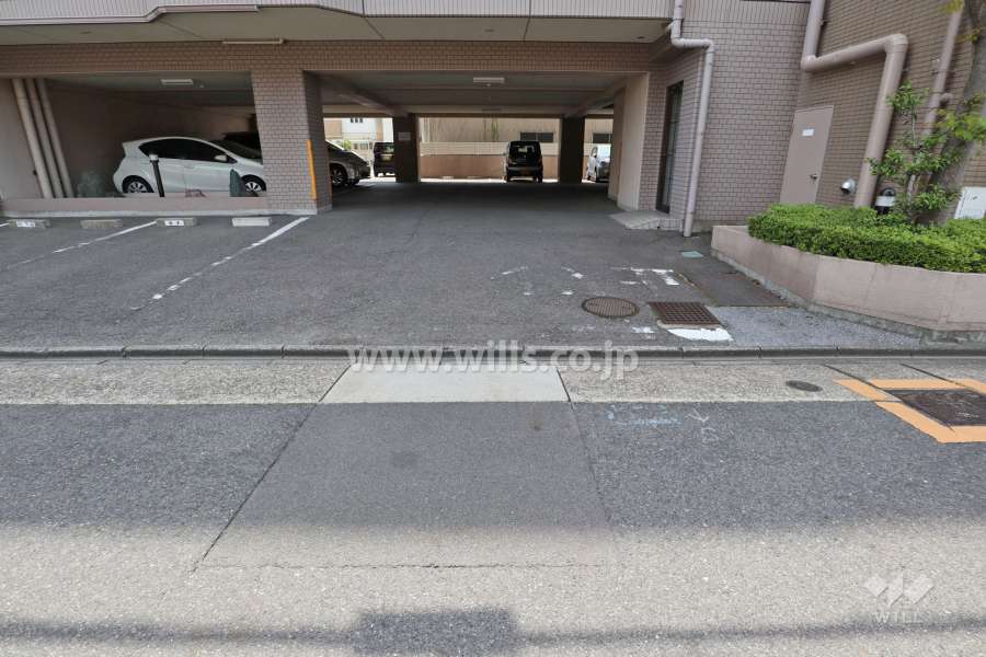 駐車場出入り口