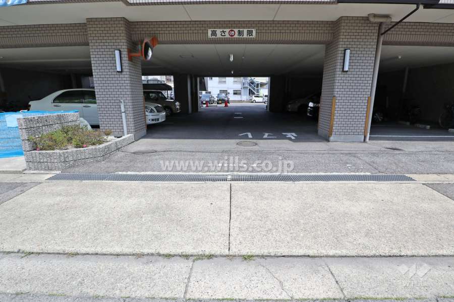 駐車場出入り口