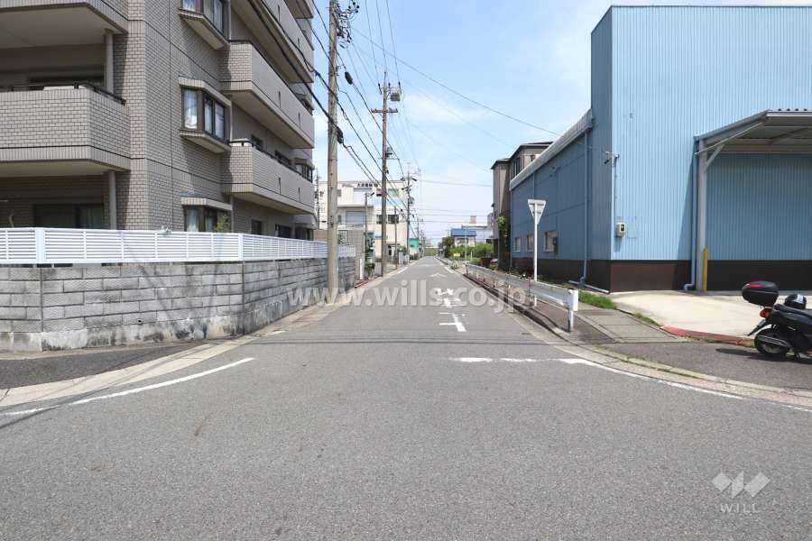 敷地東側の前面道路