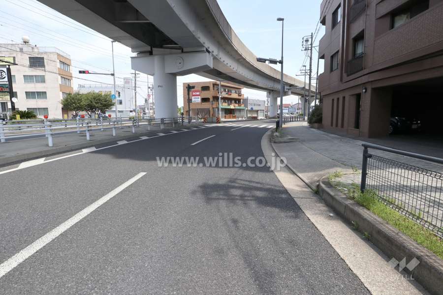 敷地北西側の前面道路。高架が通っています。