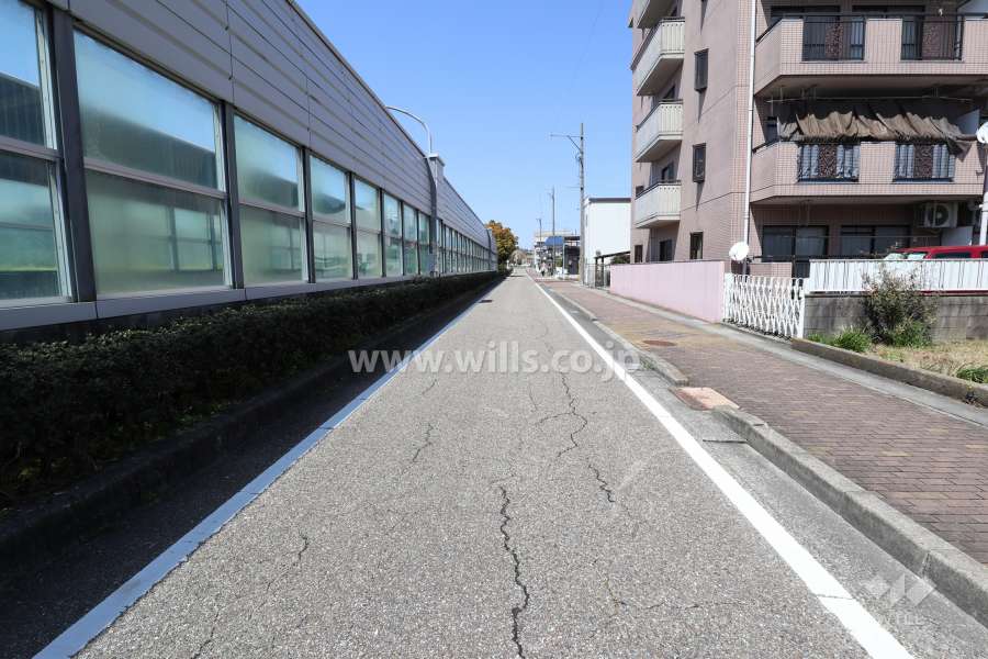 敷地西側の前面道路（南側から）