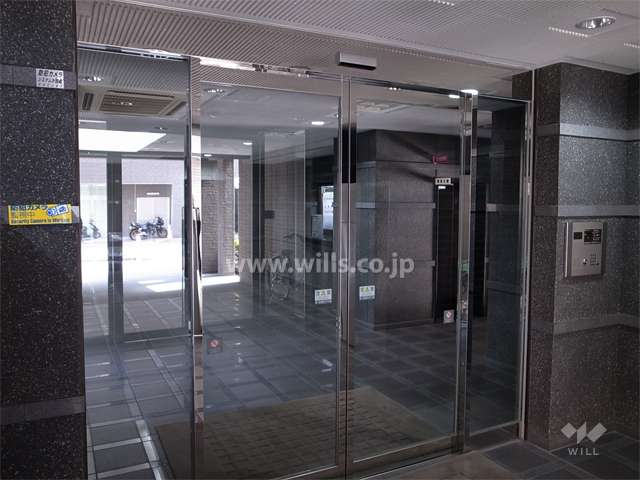 エントランスはオートロック付きです。