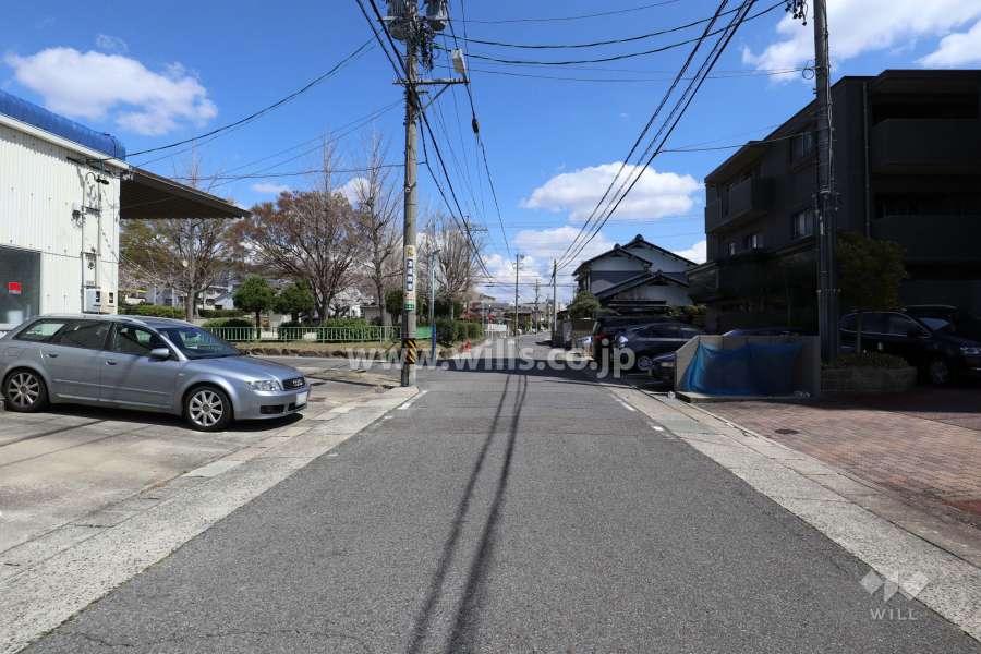 敷地の北側前面道路（西側から）