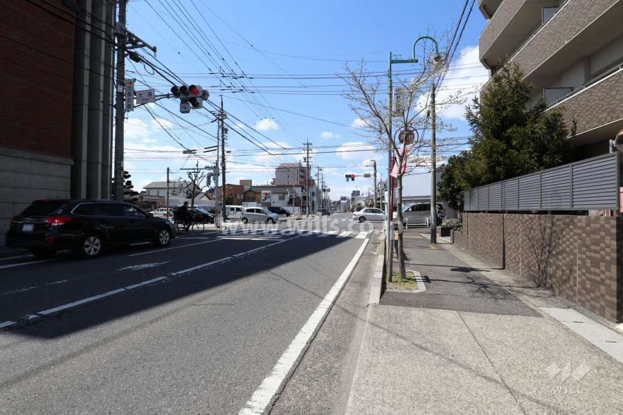 敷地の南側前面道路（東側から）