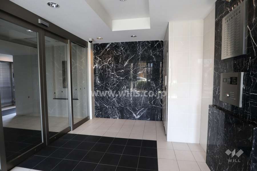 エントランスはオートロック付きです。