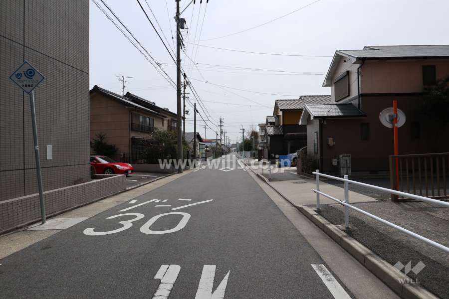 敷地東側の前面道路（北側から）