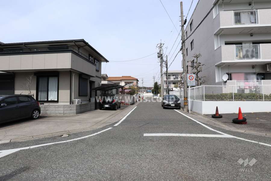 敷地西側の前面道路（南側から）