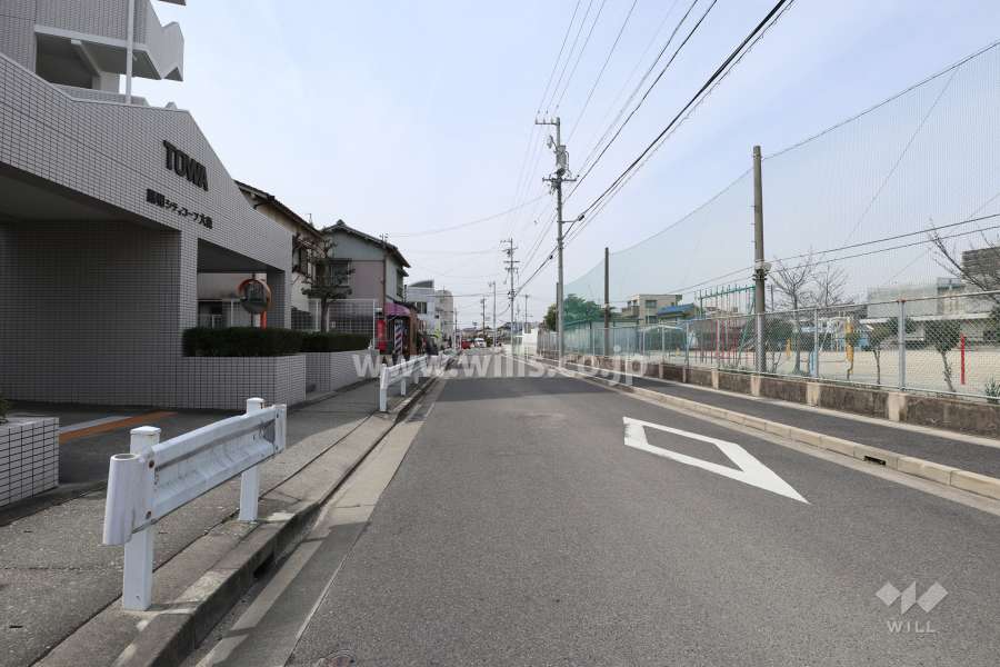 敷地北側の前面道路（東側から）