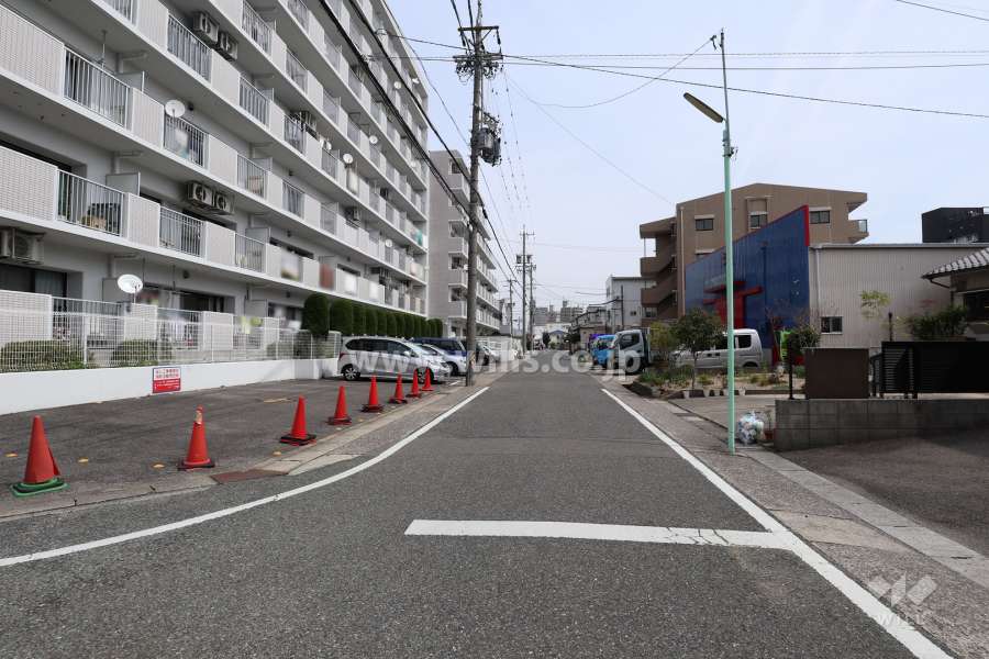 敷地南側の前面道路（西側から）