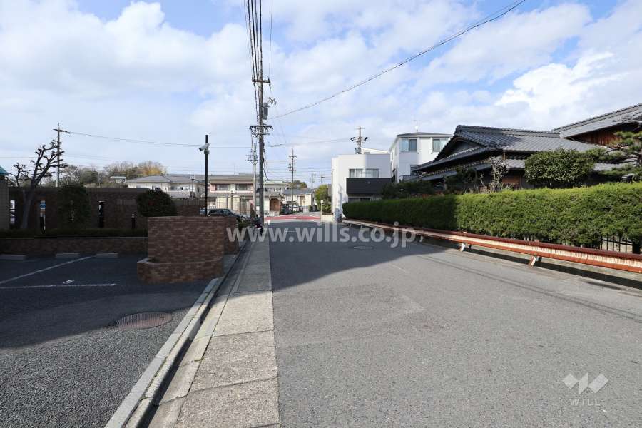 敷地の北東側前面道路（南東側から）