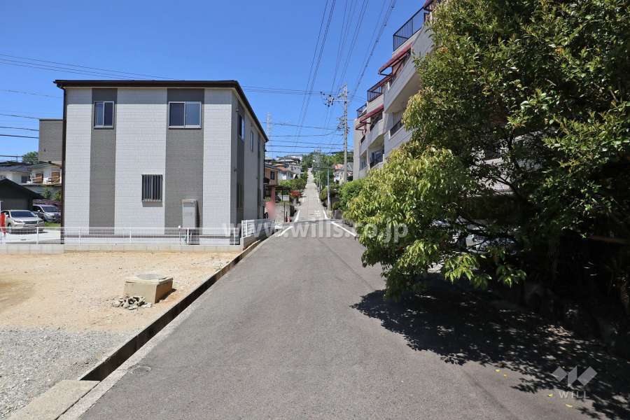 敷地南側の前面道路（東側から）