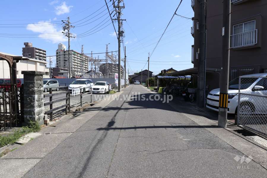 敷地北側の前面道路（西側から）