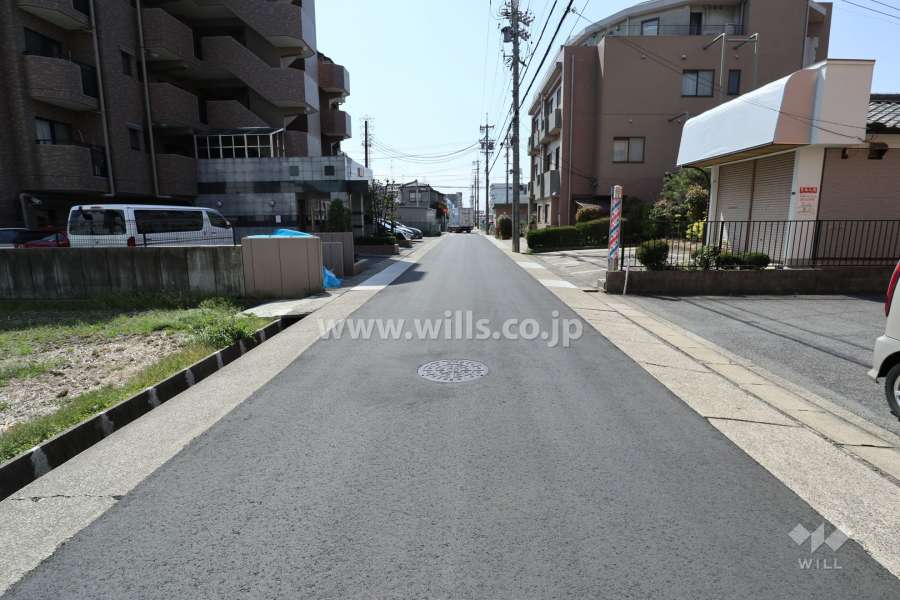 敷地の北側前面道路（東側から）