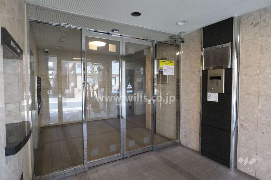 エントランスはオートロック付きです。