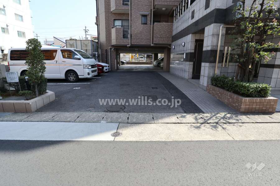 駐車場出入り口