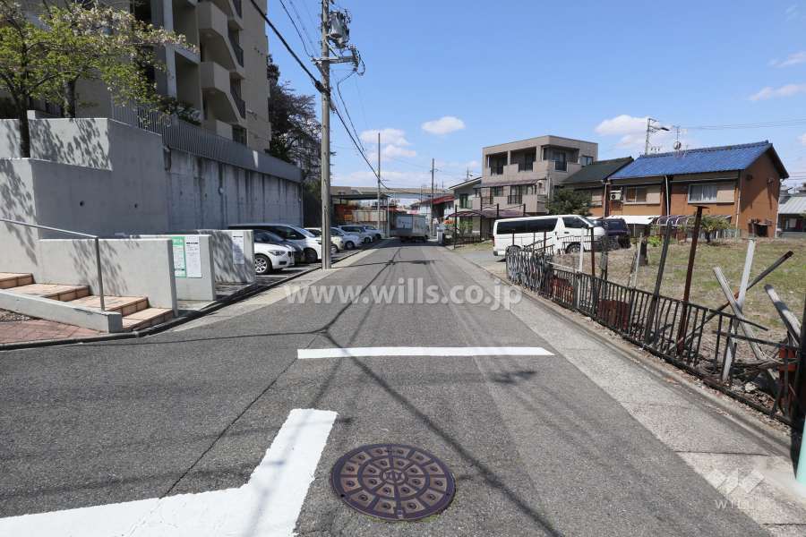 敷地の北側前面道路（東側から）