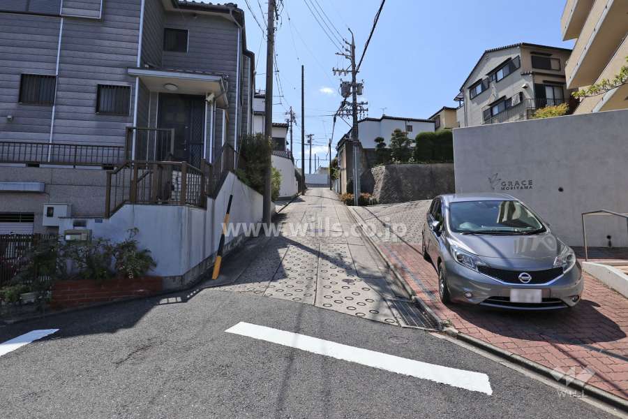 敷地の東側前面道路（北側から）