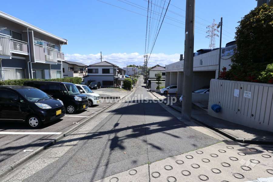敷地北側の前面道路（東側から）