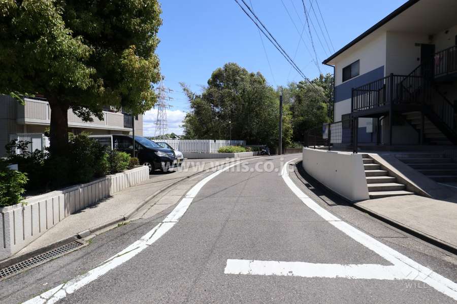 敷地南側の前面道路（西側から）