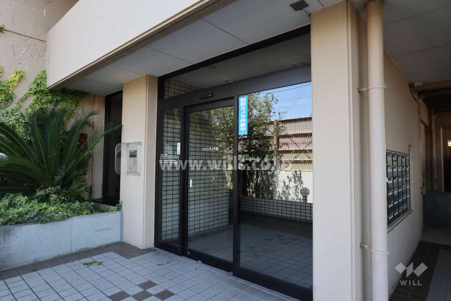 エントランスはオートロック付きです。