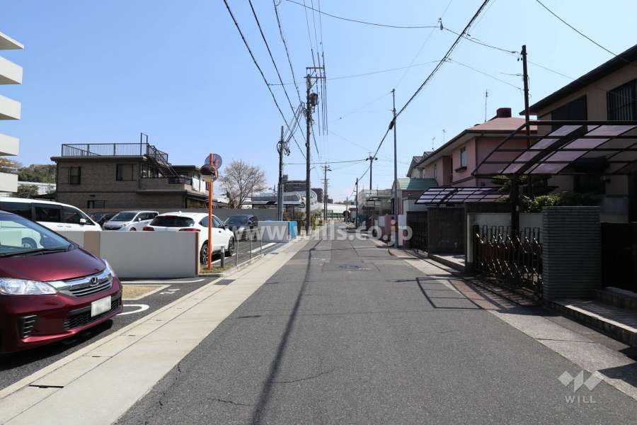 敷地の南側前面道路（西側から）