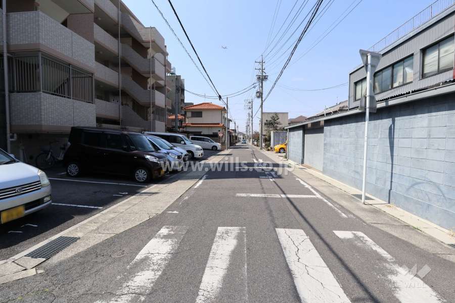 敷地の北側前面道路（東側から）