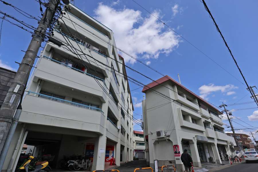 「第1緑ヶ丘コーポラス北棟」の外観（南側から）。手前が北棟、奥が南棟です。