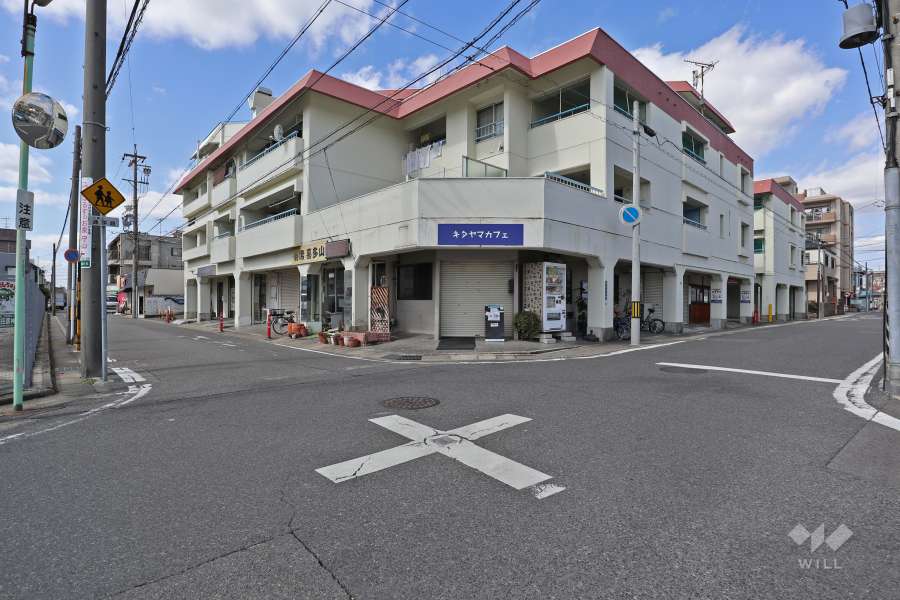 敷地東側前面道路（右側）と「第1緑ヶ丘コーポラス南棟」（手前）です。