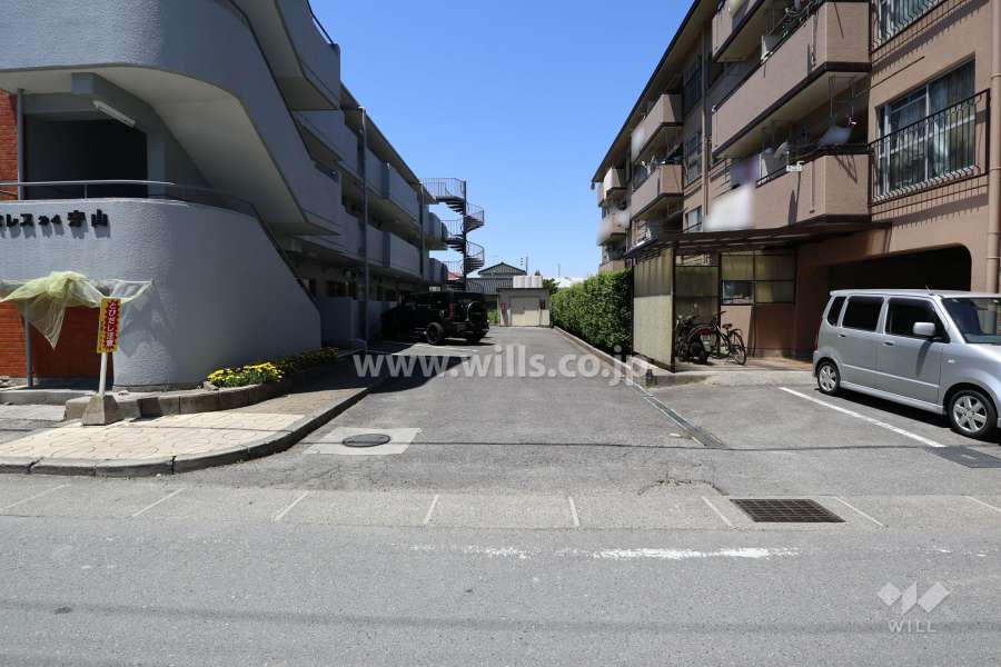 駐車場出入り口