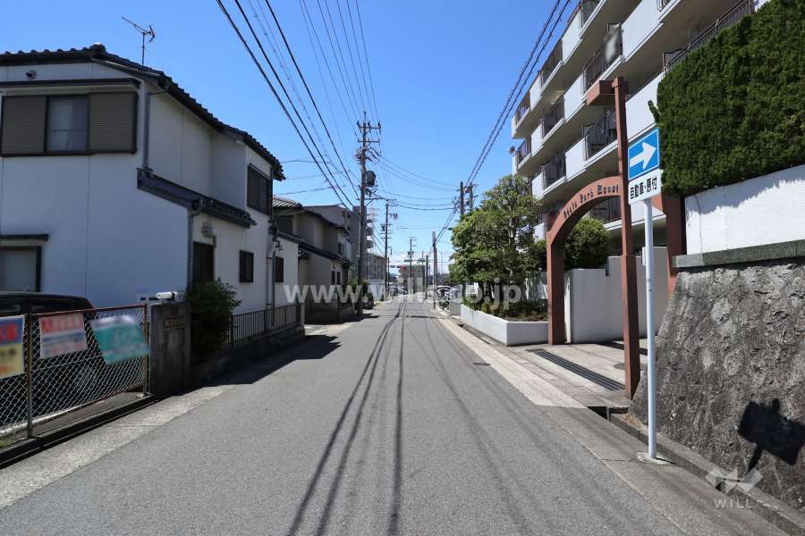敷地南側の前面道路。一方通行の通りです。