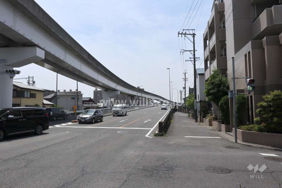 敷地東側の前面道路（北側から）