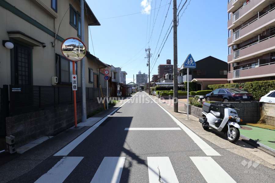 敷地南側の前面道路（東側から）