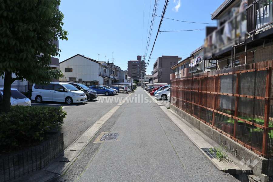 敷地北側の前面道路（東側から）