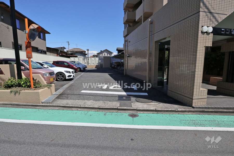 駐車場出入り口