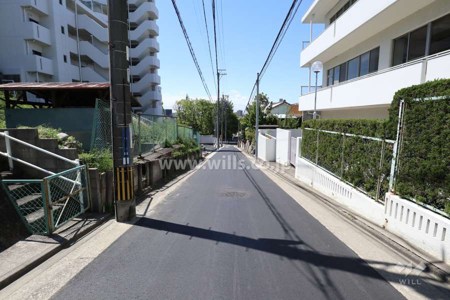 敷地北側の前面道路（東側から）