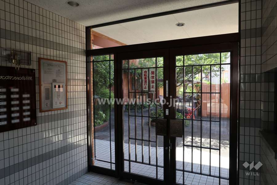 エントランスはオートロック付きです。