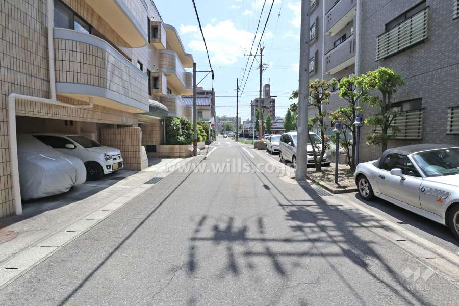 敷地西側の前面道路。一方通行の通りです。