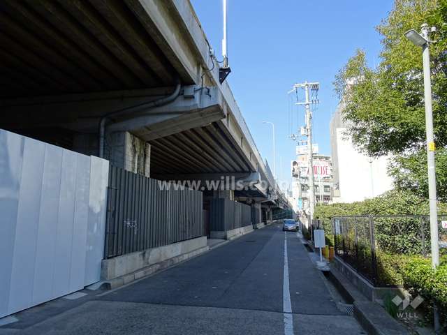 敷地西側には新御堂筋が走っています。