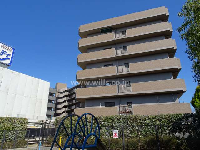 アドリーム江坂の外観（西側から）