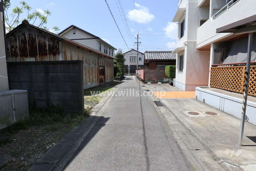 敷地北側の前面道路（東側から）