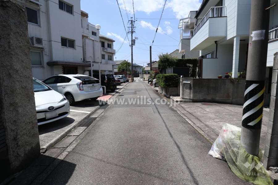 敷地北側の前面道路（東側から）