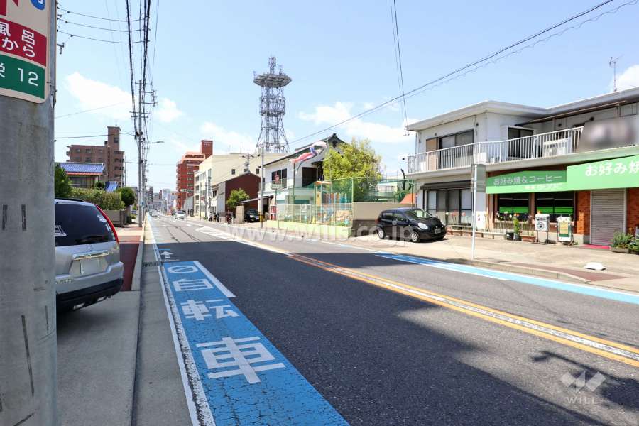 敷地北側の前面道路。二車線のバス通りです。
