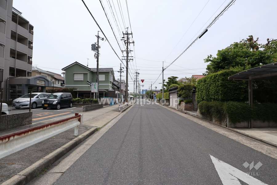 敷地北側の前面道路（東側から）