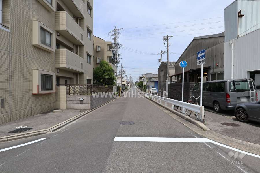 敷地東側の前面道路（南側から）