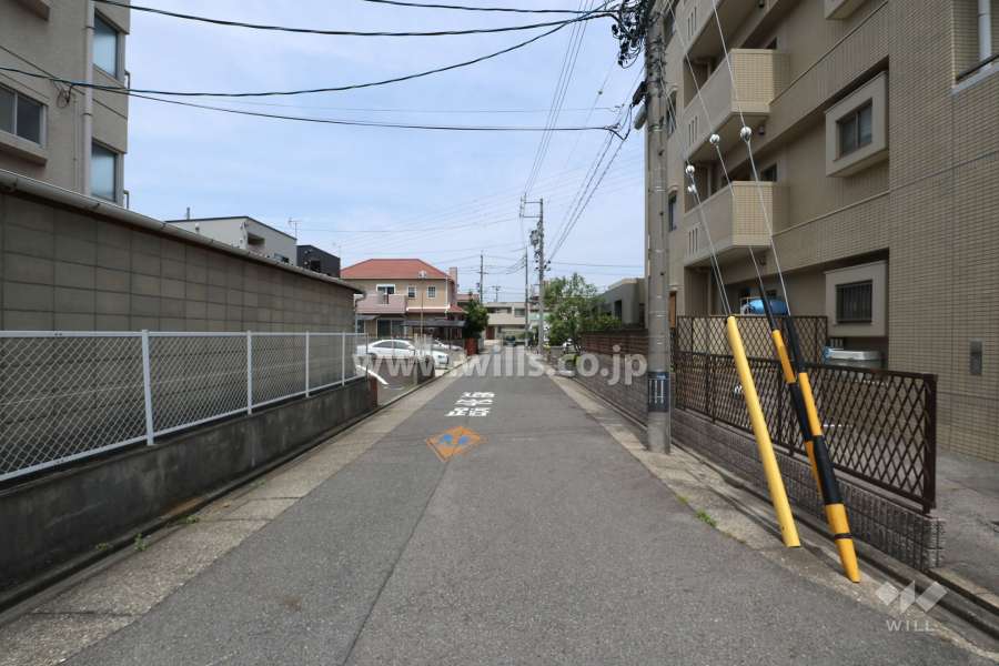 敷地西側の前面道路（南側から）