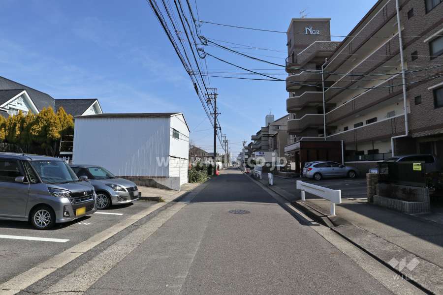 敷地の北側前面道路（西側から）