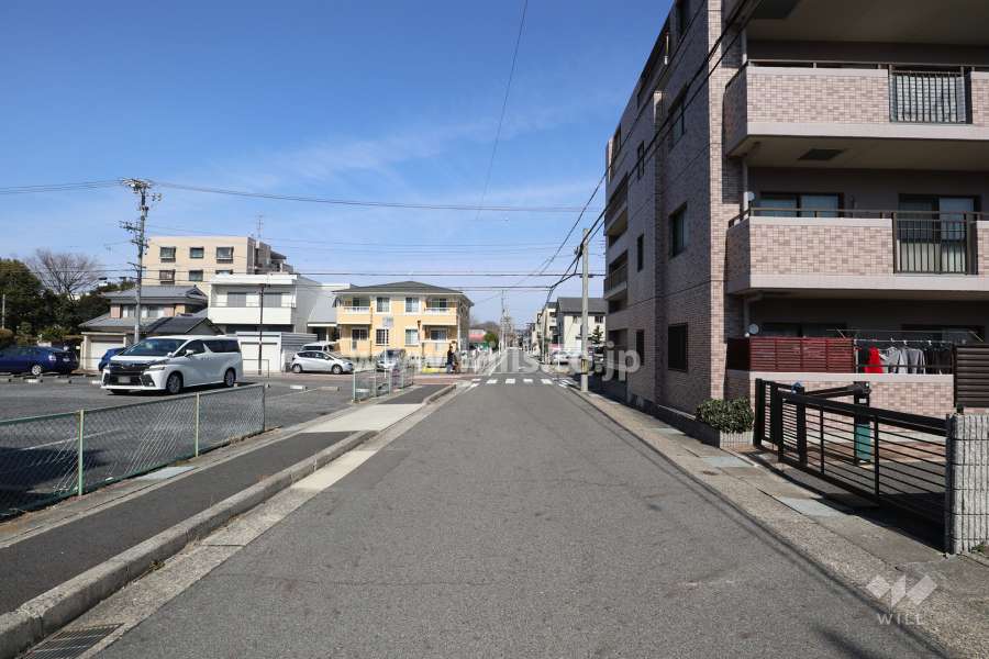 物件の西側前面道路（南側から）