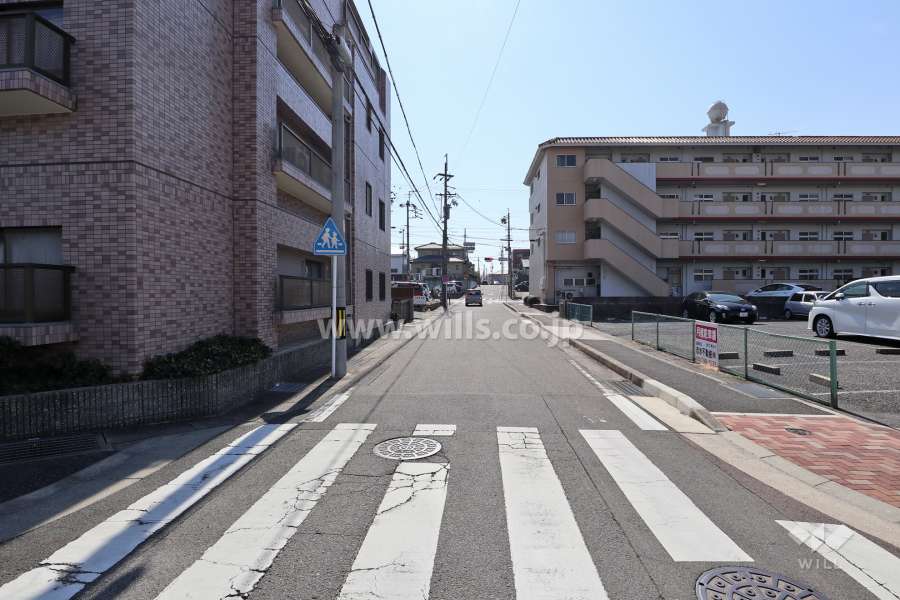 物件の西側前面道路（北側から）